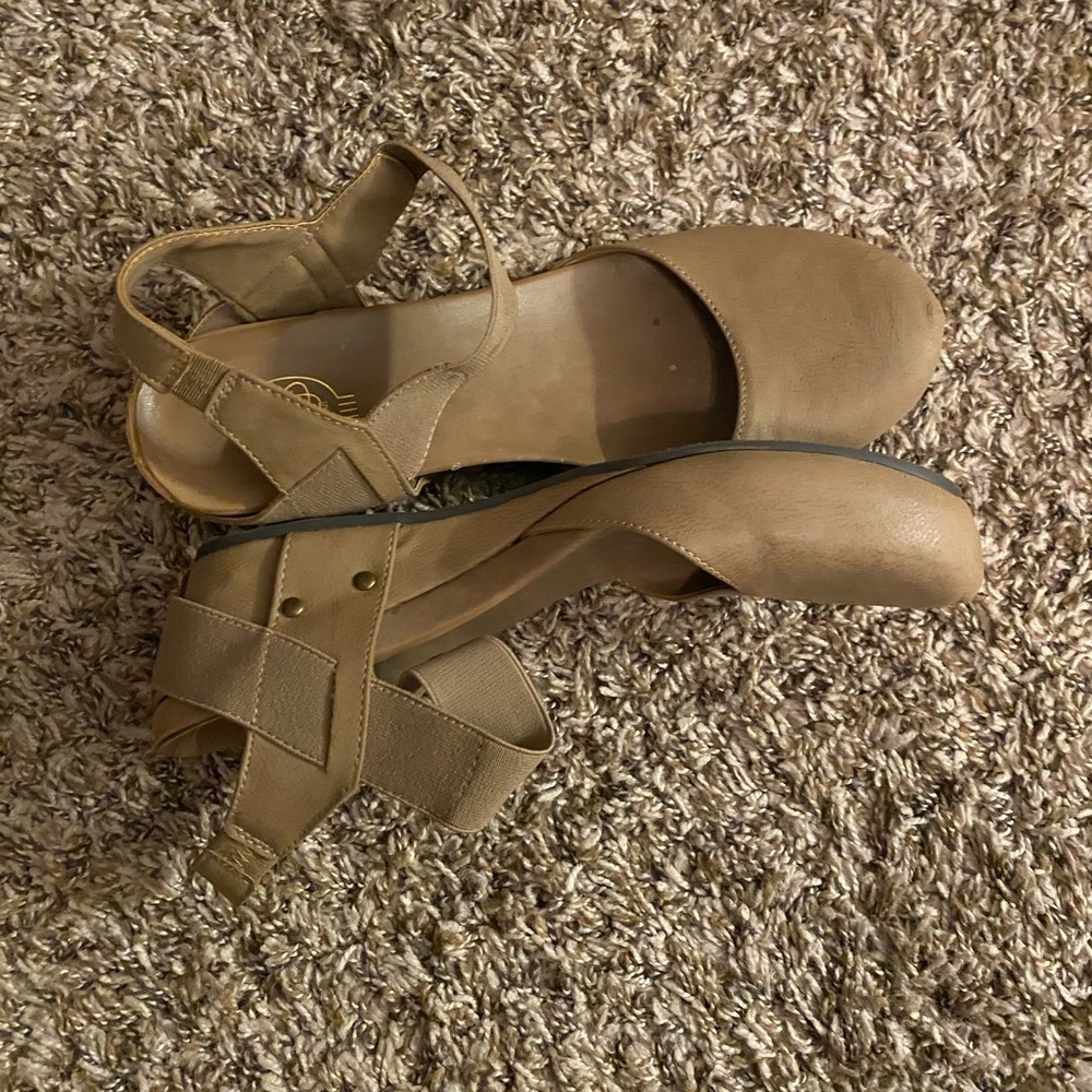 Khaki Casual Women’s Shoe. Size 11.